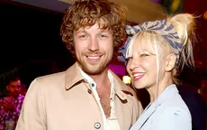 Ca sĩ không thích lộ mặt xác nhận đã kết hôn