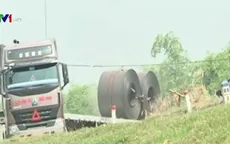 Hà Nội: Xe quá tải rầm rập phá đường đê Phúc Lợi