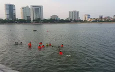 Bất chấp cảnh báo, hồ Linh Đàm vẫn đông người tắm