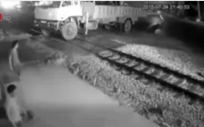 Tàu hỏa đâm mạnh ô tô tại đường ngang