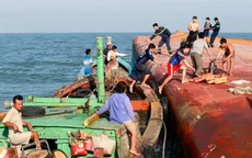Tạm dừng công tác cứu hộ tàu chìm ở TP.HCM do sóng lớn