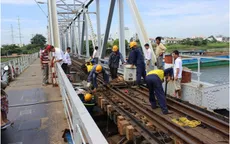 Sà lan đâm cầu Bình Lợi, giao thông đường sắt tê liệt