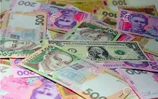Ukraine: Đồng nội tệ mất giá kỷ lục, người dân đổ xô đi mua USD