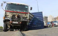 TP.HCM: Xe đầu kéo rơi container vì… đường lún