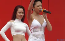 Tóc Tiên quyến rũ trong lễ khai trương Vincom với vũ điệu cồng chiêng