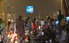 TP. HCM: Dừng đỗ, bán hàng gây mất an toàn giao thông trên cầu Bình Lợi
