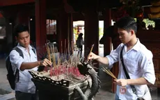 Sĩ tử đổ về Văn Miếu cầu may trước ngày thi THPT Quốc gia