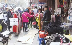 Ngang nhiên lấn chiếm vỉa hè khiến giao thông Hà Nội hỗn loạn