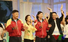 "Tiên cá" Ánh Viên được người hâm mộ vây kín tại Bữa trưa vui vẻ