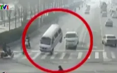 Xe ô tô bật tung giữa đường vì vướng dây cáp