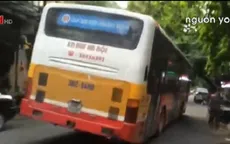 Xe buýt nổ lốp vẫn … chạy “bon bon” trên đường