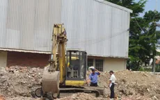 TP.HCM: Khuất tầm nhìn, xe múc đâm chết một phụ nữ