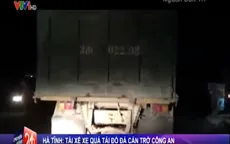 Hà Tĩnh: Tài xế xe quá tải rải đá chặn đường công an truy bắt