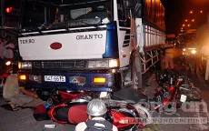 Xe tải đâm 4 xe máy, nhiều người thoát chết