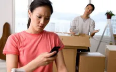 Xem trộm điện thoại chồng: Phát hiện bằng chứng, có bỏ được không?