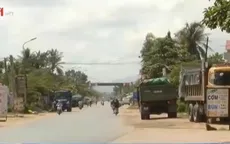 Xe tải 'án binh bất động' đối phó với trạm cân