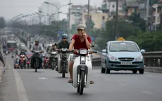 Vừa lái ô tô vừa dùng điện thoại phạt 800.000 đồng