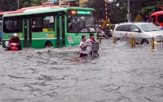 Cửa ngõ sân bay Tân Sơn Nhất lại ngập sâu sau mưa lớn