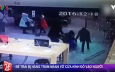 VIDEO: Hàng trăm mảnh vỡ cửa kính đổ ập vào em bé