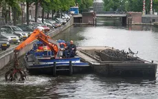 Khó tin nghề câu... xe đạp dưới lòng kênh Amsterdam