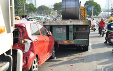 TPHCM: 3 ô tô tông nhau trên cầu Khánh Hội, giao thông ùn ứ kéo dài