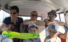 Bố ơi! Mình đi đâu thế? 3: 4 cặp bố con khổ sở di chuyển trên chiếc xe "thời tiền sử"