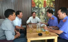 Trao quyết định đình chỉ vụ án cho chủ quán cà phê Xin Chào