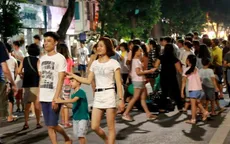 Người dân vui vẻ, khách du lịch hào hứng trên phố đi bộ quanh hồ Hoàn Kiếm