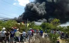 Biển khói đen kịt "nuốt chửng" xưởng bao bì ở Long An