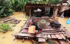 Rơi nước mắt với hình ảnh miền Trung oằn mình chống lũ