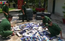 Cảnh sát giao thông bắt thuốc lá lậu trên xe khách tại Cần Thơ