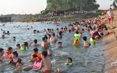 Hà Nội: Đập nước đông nghẹt người như ở bãi biển