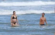 Anne Hathaway lần đầu khoe bụng bầu với bikini
