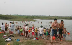 Trẻ em thích thú với bãi tắm tự nhiên ngoại thành Hà Nội