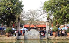 Hàng nghìn người đổ về đền Trần trước giờ khai ấn