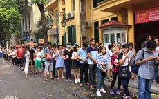 Độc giả xếp hàng dài xin chữ ký nhà văn Nguyễn Nhật Ánh
