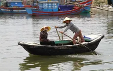 Những người chèo đò tóc dài nặng gánh mưu sinh