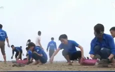 Thanh niên giúp đỡ người dân làm sạch bờ biển