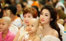 Hoa hậu Đỗ Mỹ Linh dịu dàng vui Tết Trung thu với bệnh nhi