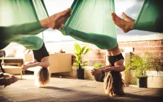 Tập Yoga trên… võng