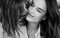 Thiên thần Victoria's Secret và những hình ảnh siêu dễ thương với con gái