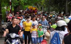 Dòng người “nối đuôi nhau” đến các khu vui chơi ở Hà Nội