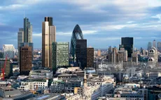 Chỉ số chứng khoán FTSE 100 tăng vọt kỷ lục, đồng bảng Anh “phá đáy”