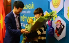 Khách hàng trúng giải thưởng của Viettel ủng hộ chương trình TTCE 10 triệu đồng
