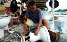 Người đàn ông 20 năm bán bồn cầu cũ cho người nghèo tại TP.Hồ Chí Minh