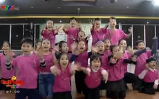 Vũ công nhí say mê tập môn thể thao dance sport
