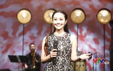 MC Thùy Linh rạng rỡ trong trường quay Nghệ sỹ tháng