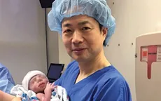 Em bé đầu tiên trên thế giới chào đời từ 1 cha 2 mẹ