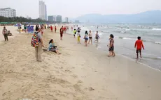 Người dân đã có thể yên tâm tắm biển ở miền Trung