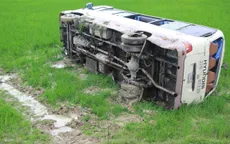 Lật xe khách tại Nghệ An, 8 người bị thương